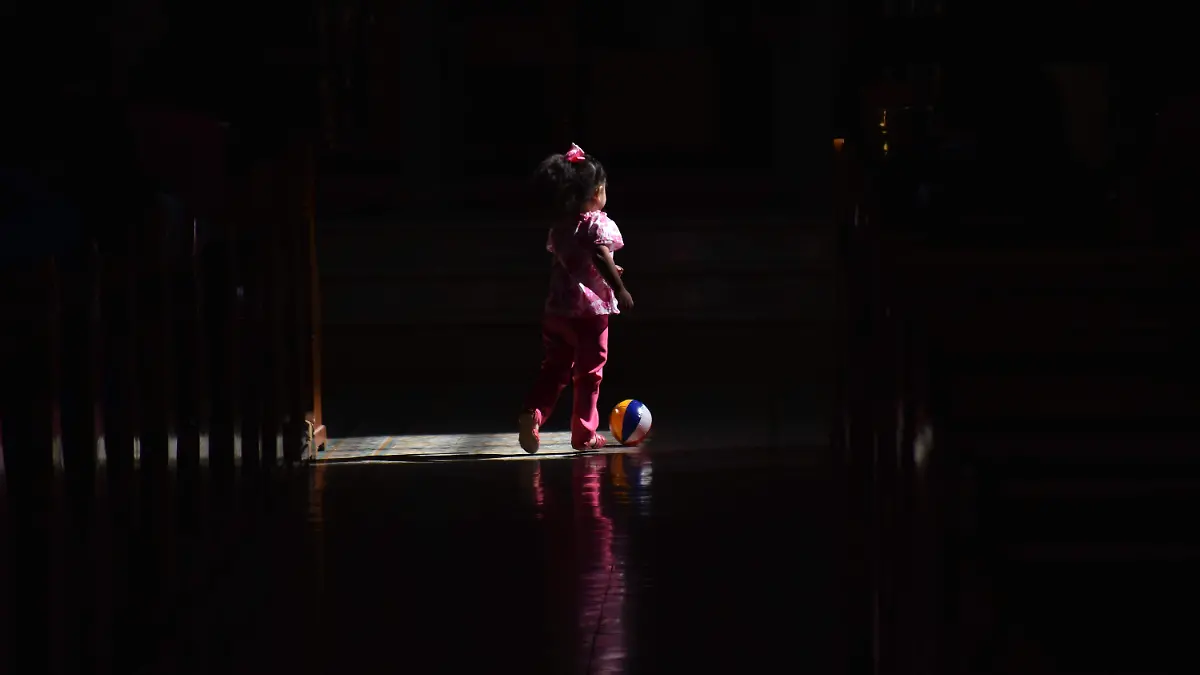 niña en iglesia jugando